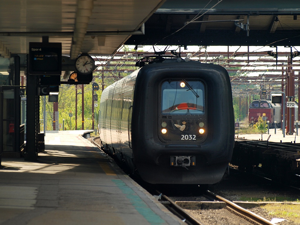 Die elektrische Version der  Gumminase  hier der ER 20/2132 steht abfahrbereit im Bhf Frdericia/DK. 01.05.2011