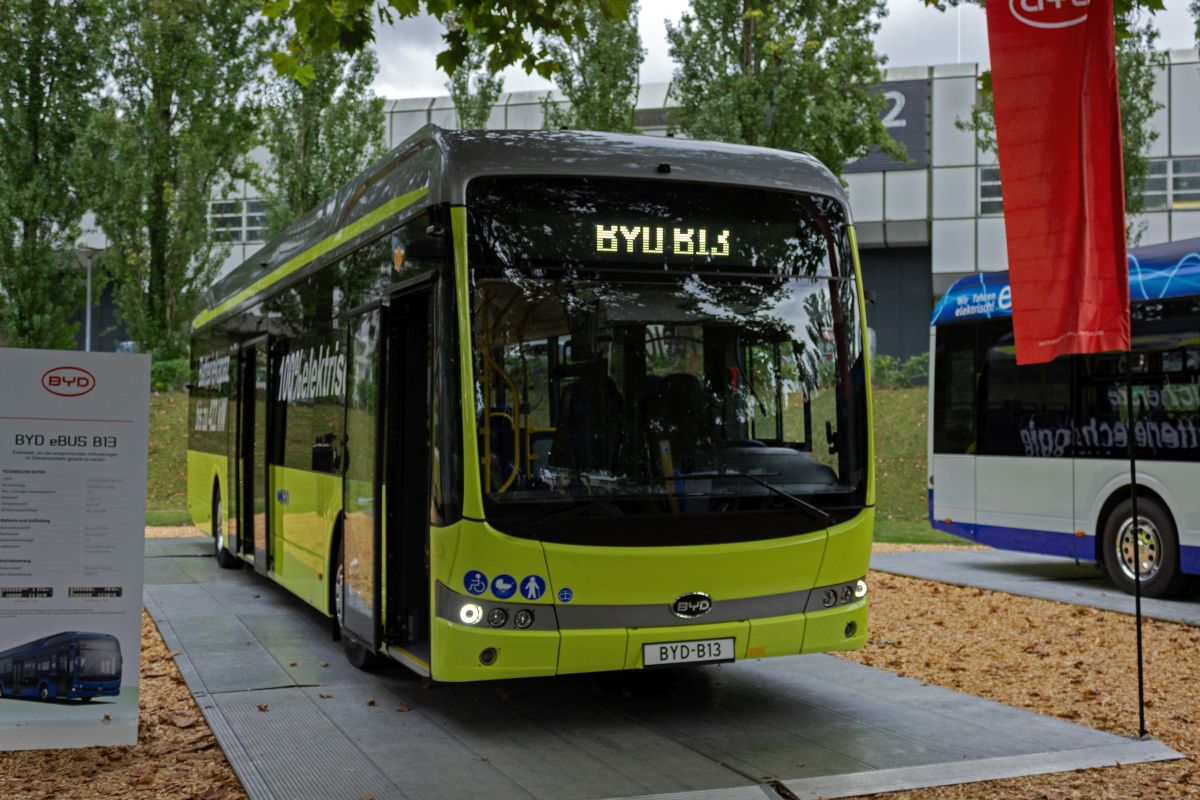 Die Elektrobusse von BYD machen auf dem deutschen Markt aktuell einen recht kleinen Anteil aus. Dennoch zeigte der Hersteller auf der InnoTrans drei verschiedene Fahrzeugmodelle, so auch diesen ebus B13, einen Low-Entry-Bus, der f�r den Stadt- und �berlandverkehr geeignet ist.