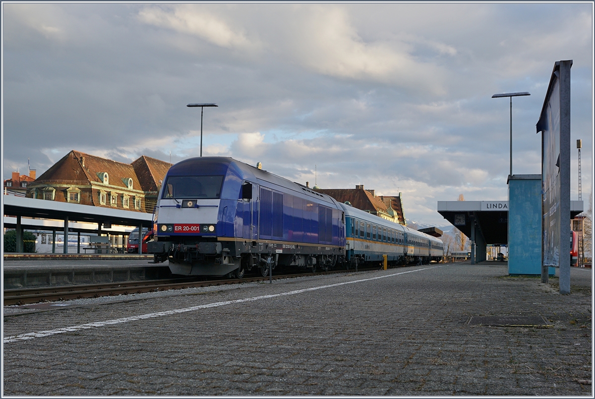 Die ER 20 001 (UIC 9280 1223 001-9 D-BRLL) wartet mit einem  Alex  in Lindau auf die Abfahrt nach München.
16. März 2018