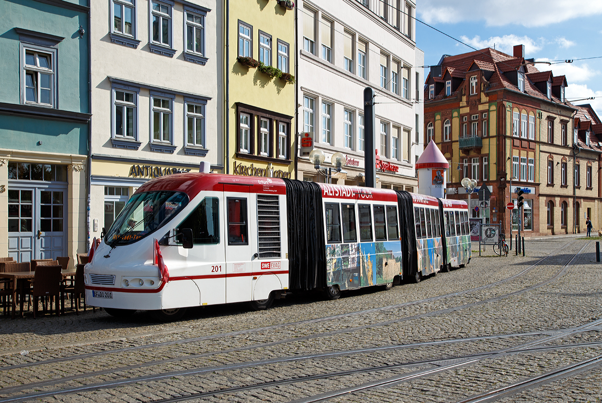 
Die Erfurter Altstadt kann man nicht nur zu Fuß erkunden, sondern auch mit einem Petit Train im Straßenbahn-Look. Der Altstadtbus 201 der Erfurter Verkehrsbetriebe (SWE EVAG) am 05.10.2015 am Domplatz Süd.