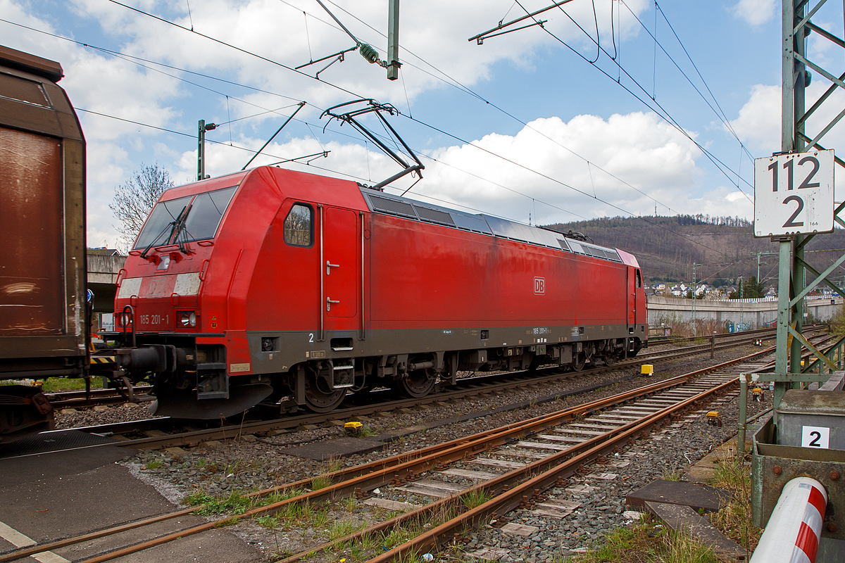 Die erste Bombardier Serien TRAXX F140 AC2.....
Die 185 201-1 (91 80 6185 201-1 D-DB) der DB Cargo Deutschland AG fährt am 14.04.2022 mit einem gemischten Güterzug, auf der Siegstrecke durch Niederschelden (hier noch Niederschelderhütte) in Richtung Siegen Köln.

Die TRAXX F140 AC2 wurde 2004 bei Bombardier in Kassel unter der Fabriknummer 33700 gebaut. Sie war die erste an die DB Cargo AG (damals Railion Deutschland AG) gelieferte der Serie TRAXX F140 AC2. 
