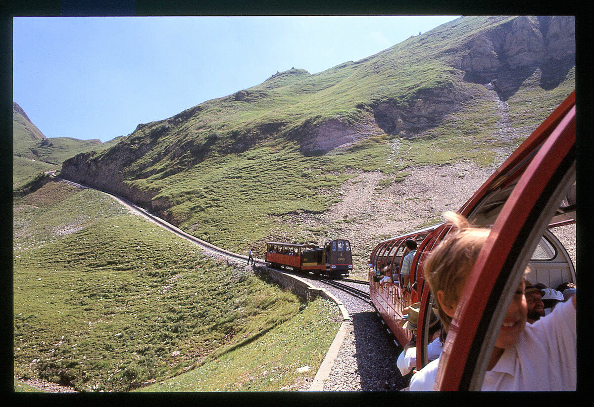 Die erste Diesellok für die Brienz Rothorn Bahn kam als Nr. 8 1973 in Dienst; sie konnte nur einen Personenwagen nehmen. Lok 8 wurde 1995 an die Montreux-Glion-Rochers- de-Naye Bahn verkauft und gelangte 2015 zur Generoso Bahn. Oberstafel, 9. August 1990.  