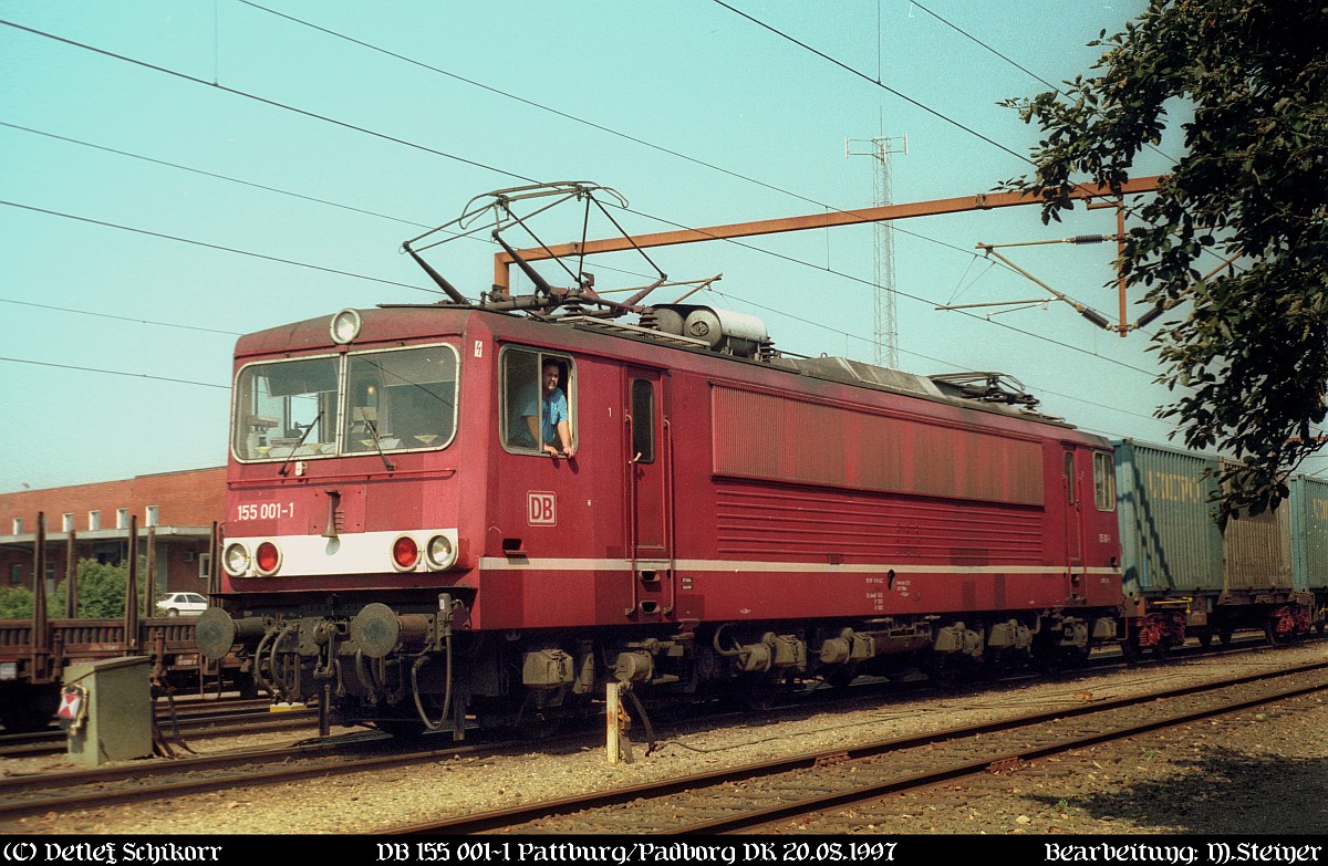 Die erste ihrer Art...DB 155 001-1(einziger noch existierender Prototyp, ex DR 250 001) wartet mit ihrem Güterzug im dänischen Padborg auf die Ausfahrt nach Deutschland. 20.08.1997(DigiScan 010)