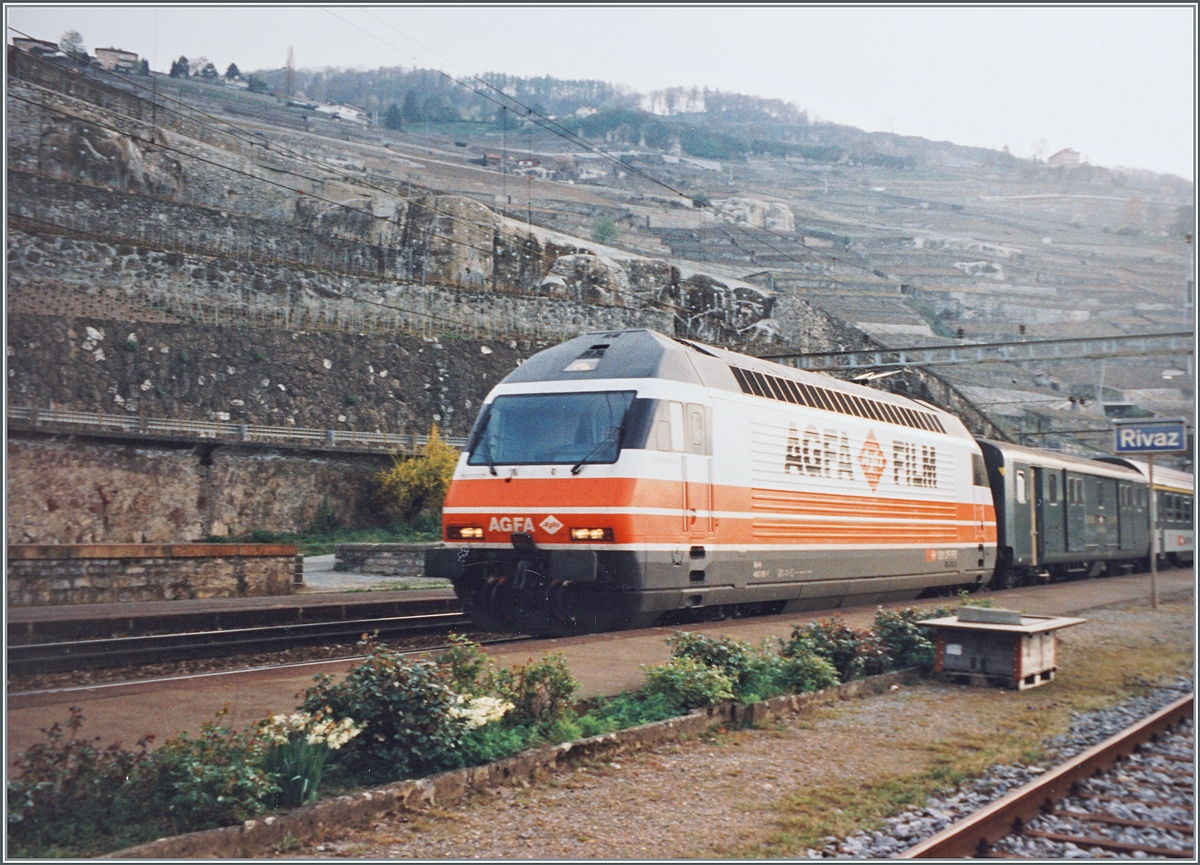 Die erste Re 460 Werbelok: Die Re 460 015-1 AGFA in Rivaz. 

Analogbild vom April 1995