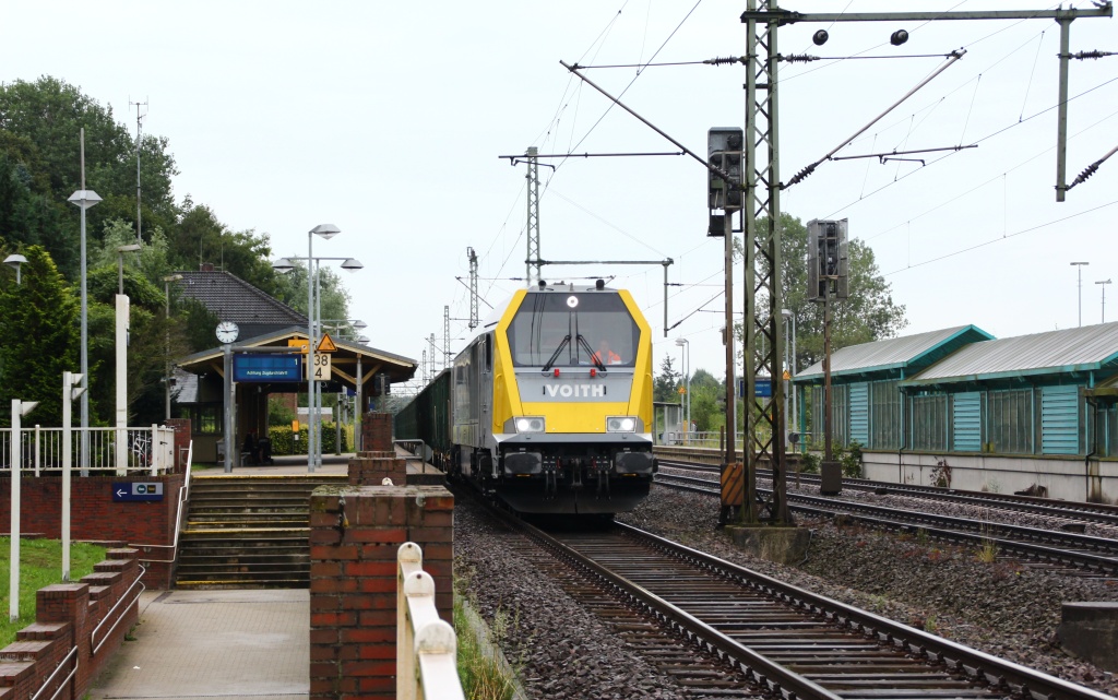 Die erste Sichtung dieser Voith Maxima 30 CC war morgens in Schleswig, hier war sie noch unbekannt als sie mit einem 18 Eaos Ganzzug beladen mit Dünger durch Schleswig fuhr. 28.08.2012