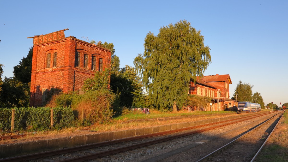 die ersten Sonnenstralen beleuchten am 26.08.2013 den Bf Oertzenhof