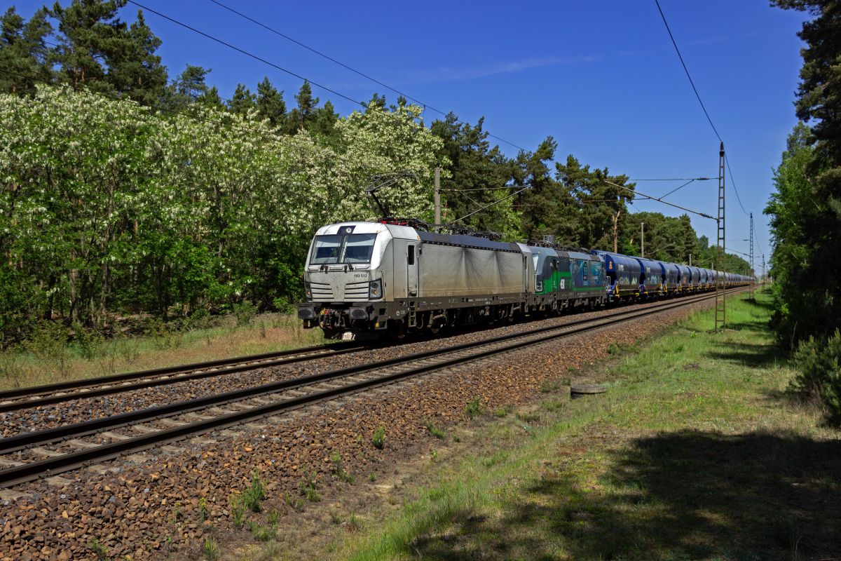 Die etwas dreckige 193 512 hat neben einem Zug aus Staubgutwagen auch die abger�stete 193 720 am Haken, als die Lok bei Ludwigsfelde in Richtung Westen unterwegs ist.