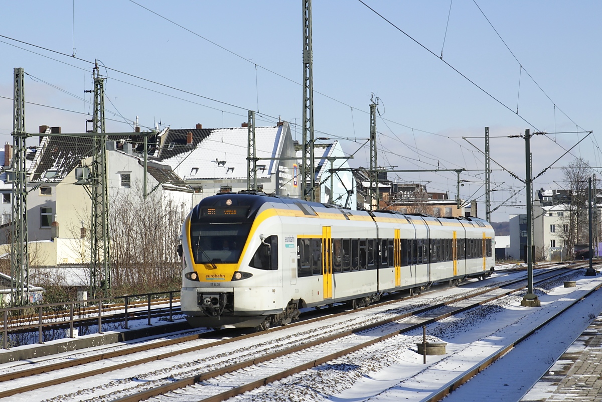 Die Eurobahn setzt auf der RE-Linie 13 von Hamm nach Venlo/NL (Maas-Wupper-Express) vier- und fünfteilige Flirt ein, am 11.02.2021 durchfährt der Vierteiler ET 6.01 (Baureihe 0428) Düsseldorf-Flingern