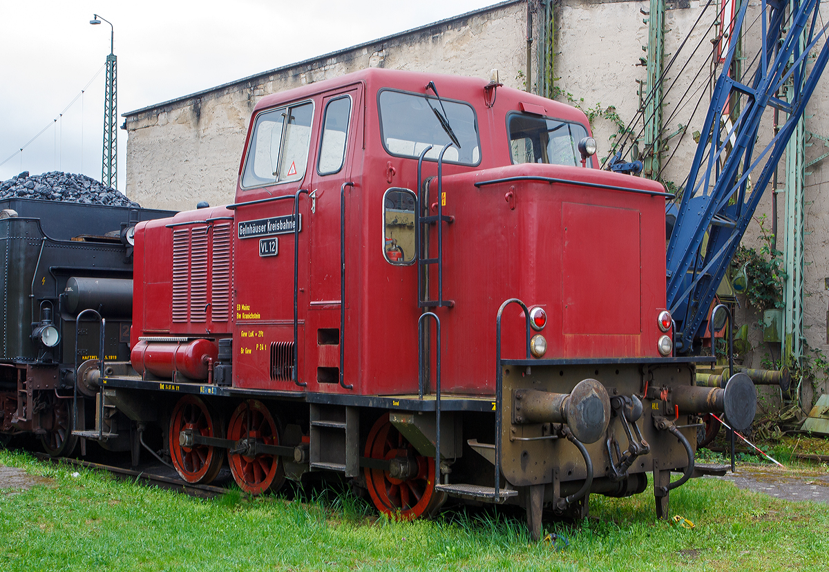 
Die ex VL 12 der Gelnhäuser Kreisbahnen, eine MaK 240 C am 28.04.2014 im Eisenbahnmuseum Darmstadt-Kranichstein.

Die Lok wurde 1958 von MaK in Kiel unter der Fabriknummer 220037 gebaut und an die Gelnhäuser Kreisbahnen (Wächtersbach) geliefert, später Kreiswerke Gelnhausen GmbH, Verkehrsbetrieb Bad Orb, Bad Orber Kleinbahn.

Die MaK 240 B und MaK 240 C sind zwei Typen von 
Diesellokomotiven mit Stangenantrieb, die die Firma MaK in den 1950er und 1960er Jahren für Privat- und Werkbahnen baute. Die beiden bis auf das Fahrwerk baugleichen Loktypen sind die kleinsten Typen der sogenannten MaK-Stangenlokomotiven.

Die Bauart 240 B verfügt über zwei, die 240 C hingegen über drei Treibradsätze. Die Verwendung eines dritten Treibradsatzes bei der 240 C diente der Verringerung der Radsatzlast von 14 t auf 10 t und zugleich der Erhöhung der Zugkraft. Beide Bauarten wurden bereits im ersten Typenprogramm der MaK ab 1954 angeboten. Die erste MaK 240 B verließ die Werkhallen noch im gleichen Jahr, die erste MaK 240 C folgte ein Jahr später.

Die Loks sind auf einem aus Walzprofilen und Stahlblechen verschweißten Rahmen aufgebaut. Der Motor samt Kühlanlage ist unter dem langen Vorbau, das Getriebe unter dem Führerhaus sowie die Kraftstoffbehälter und verschiedene Hilfsaggregate unter dem kürzeren Vorbau angeordnet. Eine Vorrichtung zur Zugheizung wurde nicht angeboten, da die Maschinen nicht für den Einsatz vor Personenzügen, sondern in erster Linie auf Werksbahnen vorgesehen waren.

Angetrieben werden beide Ausführungen von einem MaK-Sechszylinder-Dieselmotor des Typs MS 24 mit 240 PS (177 kW) bei 1.000/min, einer deutlich höheren Nenndrehzahl als die bei den übrigen MaK-Stangenlokomotiven verbauten langsamlaufenden Dieselmotoren mit maximal 750/min. Wie auch bei den anderen Baureihen des Typenbaukastens erfolgt die Kraftübertragung vom Motor über ein dieselhydraulisches Getriebe, bei diesen hier ein Voith Typ L 33 yUb. Der Antrieb der Treibachsen erfolgt ebenfalls wie bei den größeren Baureihen des Stangenlokbauprogramms von der als Blindwelle ausgeführten Abtriebswelle des dem hydrodynamischen Getriebeteil nachgeschalteten mechanischen Zweigangstufen- und Wendegetriebeteiles aus über Kuppelstangen auf die fest im Rahmen gelagerten Radsätze. Die Blindwelle ist bei der 240 B mittig und bei der 240 C zwischen dem zweiten und dritten Radsatz angeordnet.

Das Dienstgewicht liegt bei verschiedenen Bauausführungen zwischen 28 und 36 t, Um das höhere Gewicht zu realisieren, wurde die Pufferbohle durch Gewichte ergänzt, was zur Folge hat, dass dadurch auch die Länge von 7.700 bis 8.100 mm variiert. Die Höchstgeschwindigkeit liegt im Streckengang bei 56 km/h und im Rangiergang bei 28 km/h. Der Tankinhalt beträgt je nach Ausführung zwischen 300 und 1000 l.

Zunächst wurden die 240 B und 240 C mit den gleichen Führerhäusern wie die größeren Typen ausgeliefert, ab 1958 wurde eine modernisierte Bauform aufgebaut, wie bei dieser Lok hier.

Insgesamt wurden 14 Lokomotiven der Bauart 240 C und 55 der Bauart 240 B gebaut. 

TECHNISCHE DATEN dieser Mak 240 C:
Spurweite: 1.435 mm (Normalspur)
Achsfolge: C
Länge über Puffer: 7.700 mm
Dienstgewicht: 29t
größte Breite: 2.930 mm
größte Höhe über SOK:3800 mm
Raddurchmesser neu: 950 mm
kleinster befahrbarer Gleisbogen: 65 m

Motor: MaK Sechszylinder-Diesel-Reihenmotor des Typs MS 24
Hubraum: 36l
Motorleistung:  240 PS (177 kW) bei 1.000 1/min
Getriebe:  Voith Typ L 33 yUb
Höchstgeschwindigkeit: 56 km/h (Streckengang) / 28 km/h (Rangiergang)
Antriebsart: Dieselhydraulisch über Blindwelle und Kuppelstangen
Treibstoffvorrat: 1000l