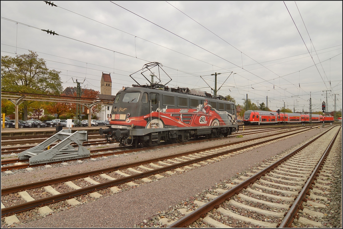Die exotische 115 509-2 mit der Autozugwerbung in Diensten der Gäubahn-ICs wartet in Singen auf den nächsten Einsatz. Oktober 2015.