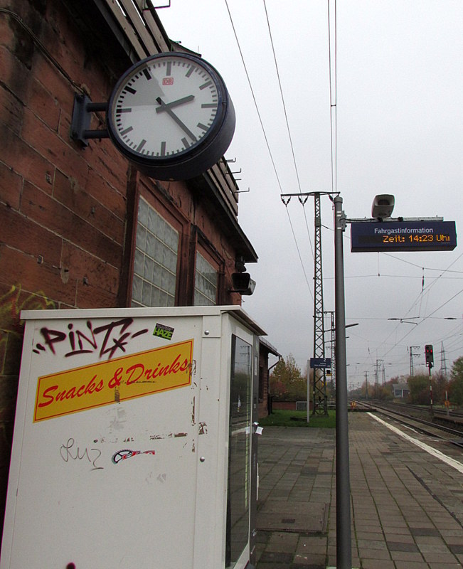 Die Fahrgastinformation und die Bahnhofsuhr von Weiterstadt am 14.Nov.2013.
Leider auch mit dem S��igkeitenautomat.