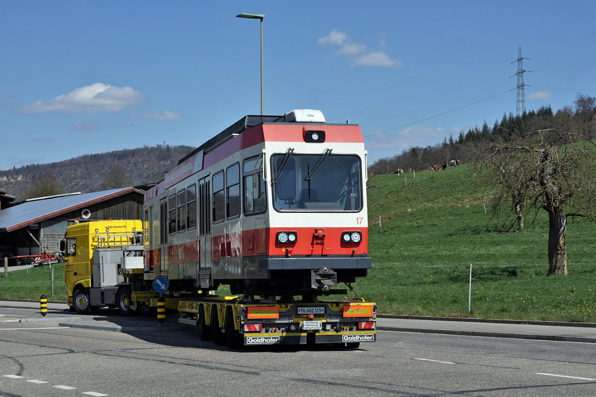 Die Fahrzeuge der Waldenburgerbahn verlassen ihre Heimat  während dem grössten Umbruch ihrer erfolgreichen Geschichte.
Mit grosser Wehmut erlebte ich am 8. April 2021 den sehr effizienten Verlad bei Bad Bubendorf, begleitet mit sehr vielen Fotografen von nah und fern sowie einem grossen Teil der ortsansässigen Bevölkerung. Für den Abtransport bis zum Auhafen bei Hüningen, wo die Waldenburgerli verschifft werden, standen zwei Sattelschlepper im permanenten Einsatz.
Ein weiteres Kapitel der Schweizer Bahngeschichte ist damit beendet.
Impressionen vom 8. März 2021.
Foto: Walter Ruetsch 
