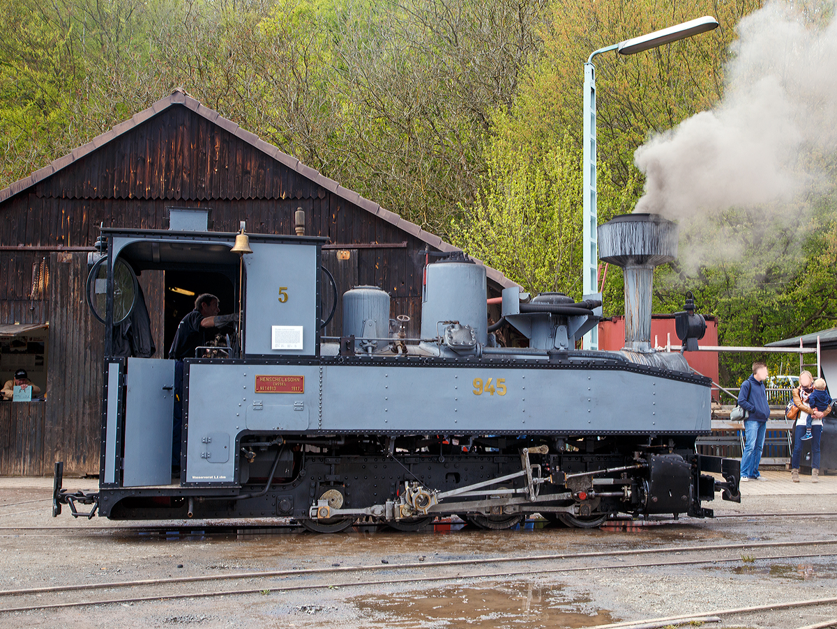 Die FGF Lok 5 eine Henschel  Brigadelok  ist am 01.05.2015 zur Saisoneröffnung im Feld- und Grubenbahnmuseum Fortuna in Solms-Oberbiel unter Dampf.

Von Diesen allgemein unter der Bezeichnung  Brigadelok  bekannten Dampflokomotiven wurde in mehr als 2500 Exemplaren für den Einsatz im 1. Weltkrieg gebaut. An der Westfront, der Ostfront und auf dem Balkan dienten die Maschinen zum Material- und Truppentransport. Tausende Kilometer Feldbahngleis in der Spurweite 600mm sind zu diesem Zweck verlegt worden. Zum Einsatz auf dem relativ leichten Feldbahngleis verfügt die Lok über vier gekuppelte Achsen, von denen die vordere und hintere als so genannte Klien-Lindner-Hohlachsen ausgebildet sind. Diese Achsen können sich in gewissen Grenzen dem Kurvenradius anpassen.

Diese Brigadelok wurde 1917 von Henschel in Kassel unter der Fabriknummer 14913 für die Heeresfeldbahn gebaut,  bekam die HF-Nummer 945 zugeteilt und wurde im Bereich der Westfront von der Heeresfeldbahn eingesetzt. Nach Kriegsende gelangte sie zusammen mit anderen Loks als Reparationsgut nach Großbritannien, wo sie Anfang der 20er Jahre ein portugiesischer Plantagenbesitzer kaufte. Er setzte die Maschinen auf seinen Zuckerrohrplantagen in Mozambique (südliches Afrika) ein. Durch den Ausbruch des Bürgerkrieges 1974 kam der Betrieb zeitweise zum Erliegen und die Lokomotive wurde außer Dienst gestellt. Ende der 90er Jahre kam sie in den Besitz eines englischen Dampfmaschinen-Händlers, der die meisten Loks zum Verkauf anbot. So konnte der Förderverein Fortuna im Mai 2000 die Lok erwerben. 

2004 hatte eine Arbeitsgruppe mit der Zerlegung und äußeren Aufarbeitung der historisch wertvollen Maschine begonnen. Bis 2008 wurden Rahmen, Fahrwerk und Wasserkästen komplett überholt und das Führerhaus neu gebaut. Ein neuer Kessel konnte durch Spendengelder und einen Zuschuss des Hessischen Museumsverbandes finanziert gefertigt werden. Nach der TÜV-Abnahme wurde er 2009 auf das Fahrgestell gesetzt und die noch fehlenden Aufbauten angefertigt und montiert. Die erste Inbetriebnahme erfolgte 2010 mit TÜV-Abnahme für den Personenverkehr im November.

Konstruktive Merkmale

Die Lokomotive verfügte über einen genieteten Außenrahmen. Die Endradsätze der Maschinen sind, für die bessere Kurvengängigkeit, als Klien-Lindner-Hohlachsen ausgeführt. Der Dampfdom sitzt in der Mitte des Langkessels. Am Dampfdom sind die beiden Sicherheitsventile angebracht. Rechts außen am Dampfdom befindet sich der einfache Flachschieberregler. Die Lokomotiven verfügten über unterschiedliche Schornsteinbauarten. 

Das außenliegende Zweizylinder-Nassdampftriebwerk mit Flachschiebern trieb den dritten Radsatz an. Die Stephenson-Steuerung ist außenliegend. Die Radsätze werden durch obenliegende Blattfederpakete abgefedert. Die ersten beiden und die hinteren beiden Federpakete sind mittels Ausgleichhebel verbunden.

Die Lokomotive verfügt über einen Wasserkasteninhalt von 1,1 m³ und 0,7 t Kohle. Die Vorräte sind zu beiden Seiten des Kessels angeordnet. Die Wasserkästen reichten bis zur Rauchkammerfront. Die runden Sandkästen befinden sich vor und hinter dem Dampfdom. Die Maschinen verfügt über eine Handbremse.

Technische Daten:
Spurweite: 600 mm
Bauart:  Dn2t
Gattung:  K 44.3
Leistung: 75 PS
Dienstgewicht: 13 t
Höchstgeschwindigkeit: 15 km/h
Länge über Puffer:  5.885 mm 
Gesamtradstand: 2.260 mm 
Zugkraft:  2.075 kg
Treibraddurchmesser: 	600 mm
Steuerungsart:  Stephenson
Zylinderanzahl: 	2
Zylinderdurchmesser: 	240 mm
Kolbenhub: 240 mm
Kesselüberdruck: 15 bar
Anzahl der Heizrohre: 	43
Rostfläche: 0,425 m2
Heizfläche: 16,25 m2
Zustand: 	betriebsfähig
