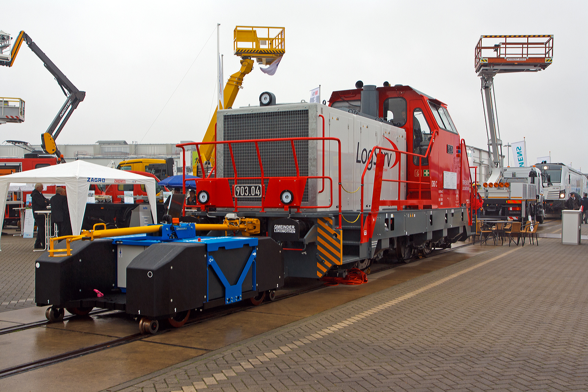 Die Firma Gmeinder Lokomotivenfabrik GmbH aus Mosbach/Baden (ein Unternehmen der ZAGRO Bahn- und Baumaschinen GmbH) präsentierte auf der InnoTrans 2014 in Berlin (26.09.2014) mit der LogServ 903.04 die vierte Gmeinder D 60 C für die Logistik Service GmbH in Linz ein 100% Tochter der voestalpine Stahl GmbH. Aktuell (Stand  2019 wurden 8 dreiachsige Werksbahnloks des Typs D60 C an LogServ geliefert. LogServ wickelt den kompletten eisenbahntechnischen Logistikumfang für die voestalpine AG ab

Die Lokomotive 903.04 wurde 2014 von Gmeinder in Mosbach unter der Fabriknummer 5771 gebaut, auf der InnoTrans2014 ausgestellt und an die Logistik Service GmbH in Linz (Österreich) geliefert. Es handelt sich dabei um eine dreiachsige Rangierlokomotive vom Typ D60 C mit hydrodynamischer Kraftübertragung. Bei LogServ trägt die Lokomotive die Betriebsnummer 903.04, was besagt, dass es sich um eine Lokomotive mit 900 PS und drei Achsen sowie um die 4. Lokomotive dieses Typs handelt.

Kompakt und Leistungsstark
In vielen Stahlwerken ist die Länge der Gleisanlagen begrenzt, die Anforderungen an die Leistung der Rangierlokomotiven aber sehr hoch. Hier ist die dreiachsige D60 C die passende Lösung. Der große Tank ermöglicht einen ununterbrochenen Einsatz rund um die Uhr.



 



TECHNISCHE DATEN:
Spurweite: 	1.435 mm (Normalspur)
Achsformel: C
Länge über Puffer: 10.760 mm
Breite: 3.080 mm
Höhe: 4.255 mm
Gesamtachsstand: 4.400 mm
Raddurchmesser: 1.000 mm (neu) / 920 mm (abgenutzt)
Gesamtgewicht.	67,5 t
Höchstgeschwindigkeit:  40 km/h
Kleinste Dauerfahrgeschwindigkeit: ca. 6,0 km/h
Motorentyp: MTU 12V 1600 R50 Stage IIIB (wahlweise auch CATERPILLAR möglich)
Installierte Leistung: 690 PS 
Nenndrehzahl: 1900 U/min
Anfahrzugkraft	218 kN
Leistungsübertragung: hydraulisch (Voith-Turbogetriebe L 3r4 zeU2)
Minimaler Kurvenradius: 60 m
Fahrzeugbegrenzung: UIC 505-1
Betriebsvorräte: 2.400 l Dieselkraft / 320 kg Sand
Bremse:  KE-GPmZ (D)
