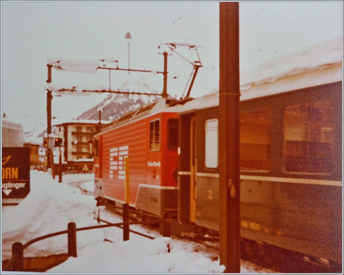 Die FO Ge 4/4 III 81  Wallis  verlässt mit ihrem Reisezug Davos in Richtung Landquart. Analogbild vom Winter 1981/82