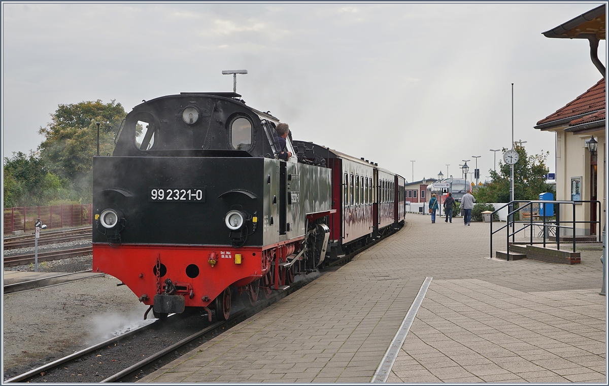 Die Formgebung der Dampflok auf der Tenderseite weist geradezu darauf hin, dass es sich hier um eine Schmalspurbahn handelt.
Die 99 2321- 0 in Bad Doberan.
28. Sept. 2017