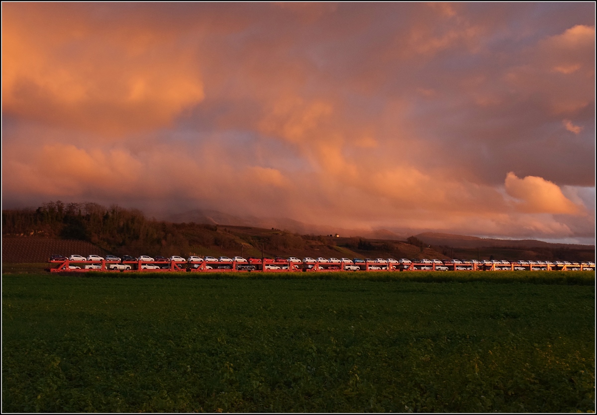 Die Fracht von 185 299 während des Sonnenuntergangs in Hügelheim. November 2021.