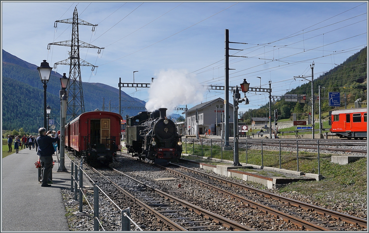 Die von Frankreich für Indochina bei der SLM bestellte, 1923 ausgelieferte und von der DFB (Dampfbahn Furka-Bergstrecke) aus Vietnam in die Schweiz zurückgeholte HG 4/4 704 rangiert nach ihrer Ankunft mit dem Dampfzug 133 in Oberwald. 

30. September 2021