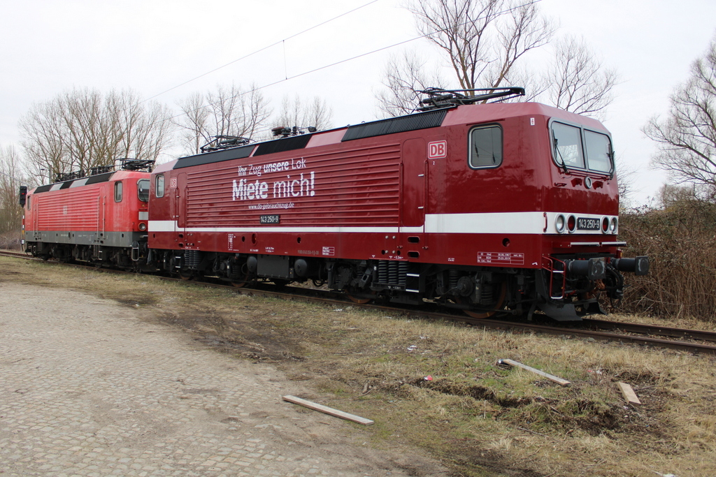 Die Freude war groß als ich am 20.03.2021 die ex Rostocker 143 250-9 am ehemaligen Haltepunkt Rostock-Hinrichsdorfer Str bekommen habe.