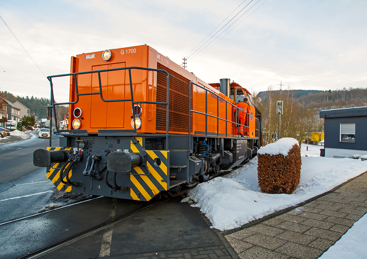 
Die frisch revidierte Lok 42 (92 80 1277 902-3 D-KSW) der Kreisbahn Siegen-Wittgenstein (KSW), eine Vossloh MaK G 1700 BB, fährt am 27.01.2017 mit einem beladenen Coil-Güterzug (Teleskophaubenwagen der Gattung Shimmns 2) in Neunkirchen-Salchendorf über den Bü Wildener Str., hier geht es gleich in der Steilstrecke und der Spitzkehre zum Pfannenberg hinauf. 