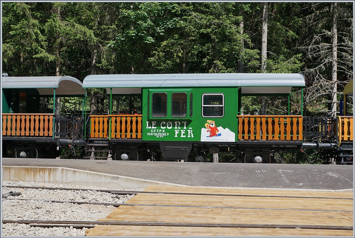 Die frher bei den SBB eingesetzten Gterzugsbegleitwagen  Sputnik  haben bei der Coni Fer  eine neue Heimat als  Reisezugwagen  gefunden. 
Im Bild der CFTPV 50 87 84 29 240-9 (B1P2) in Fontaine Ronde. 

16. Juli 2019