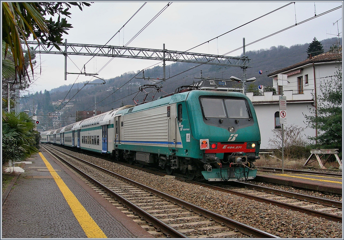 Die FS 464. 271 mit eine Doppelstockzug als Regionalzug unterwegs von Milano nach Domodssola beim Halt in Stresa.
6. Feb. 2007