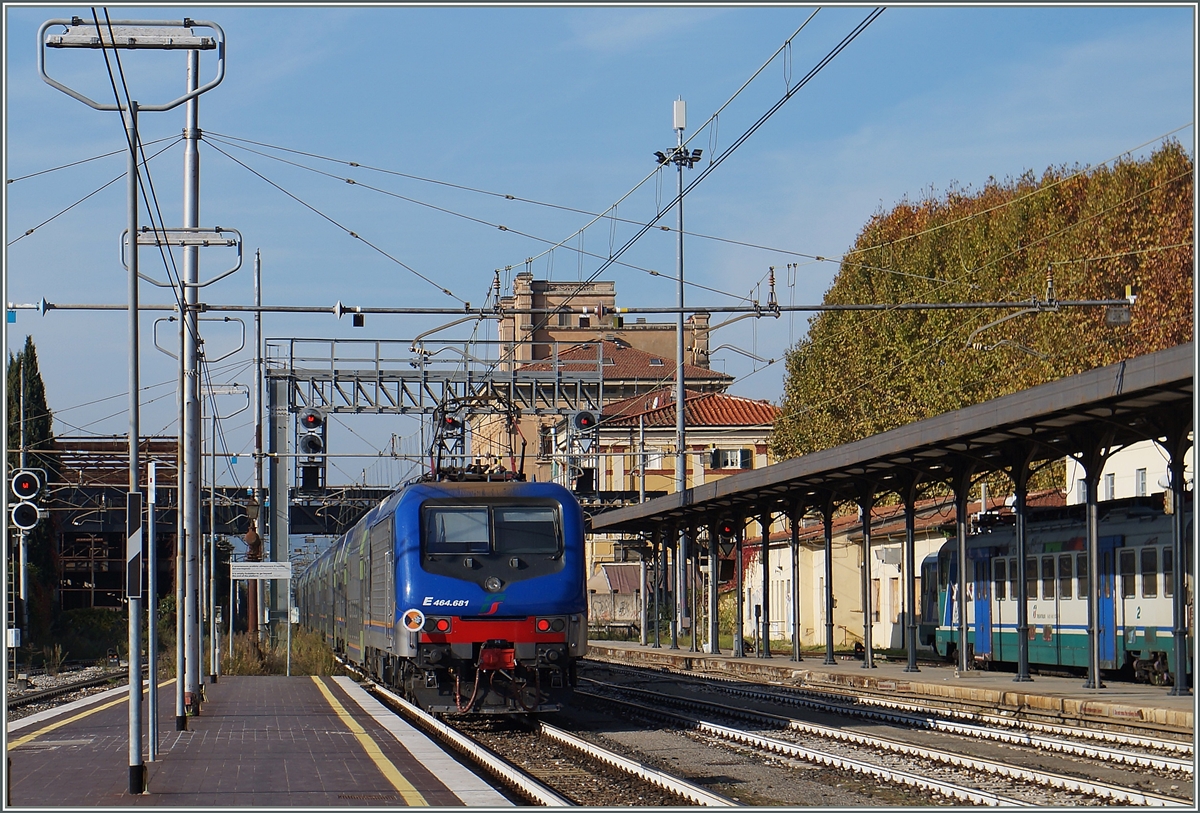 Die FS 464.681 verlässt mit einem passenden lackierten Regionalzug Lucca Richtung Viareggio.
12. Nov. 2015