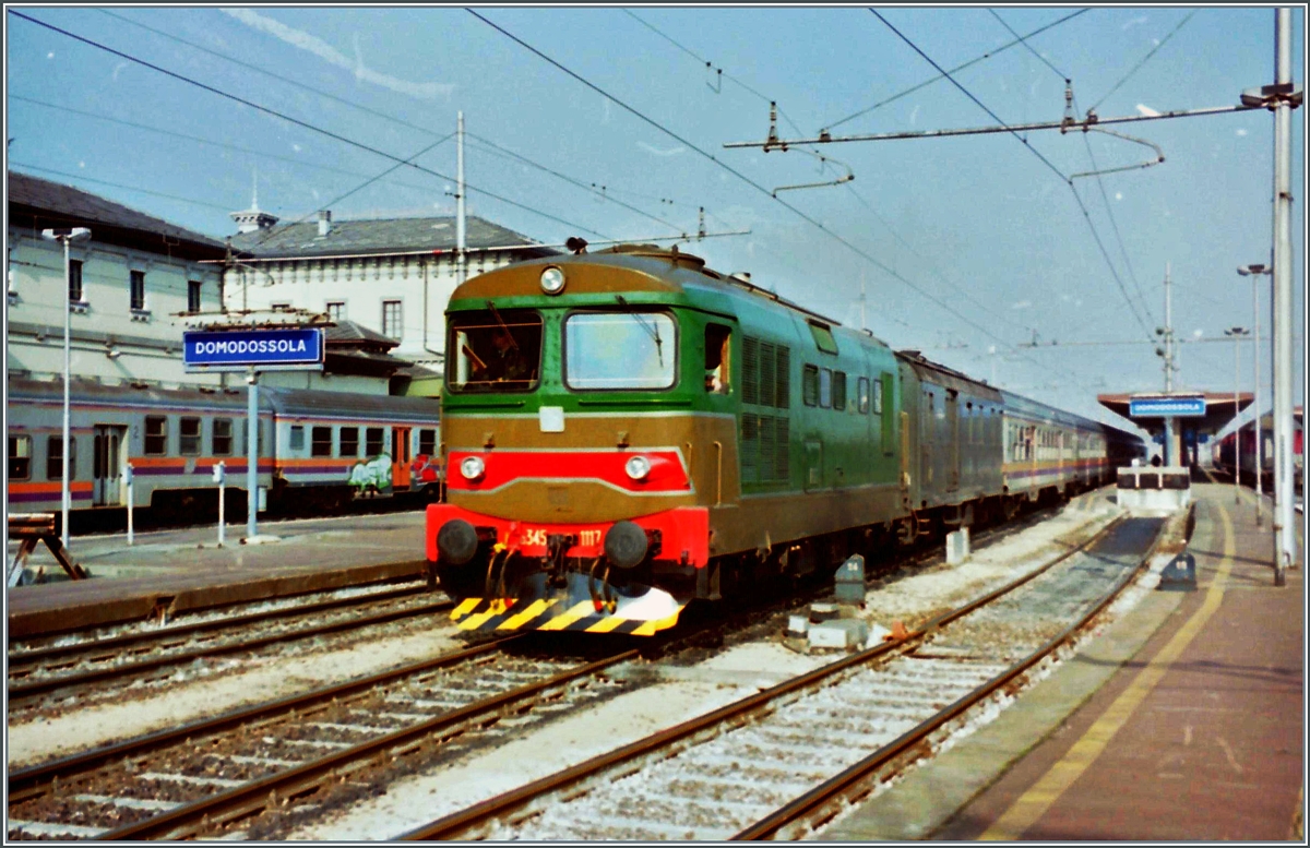 Die FS D 345 1117 (und ihr Heizwagen) sind nun mit ihrem Zug nach nach Novara zur Abfahrt bereit.

Analogbild von Domodossola vom März 1997