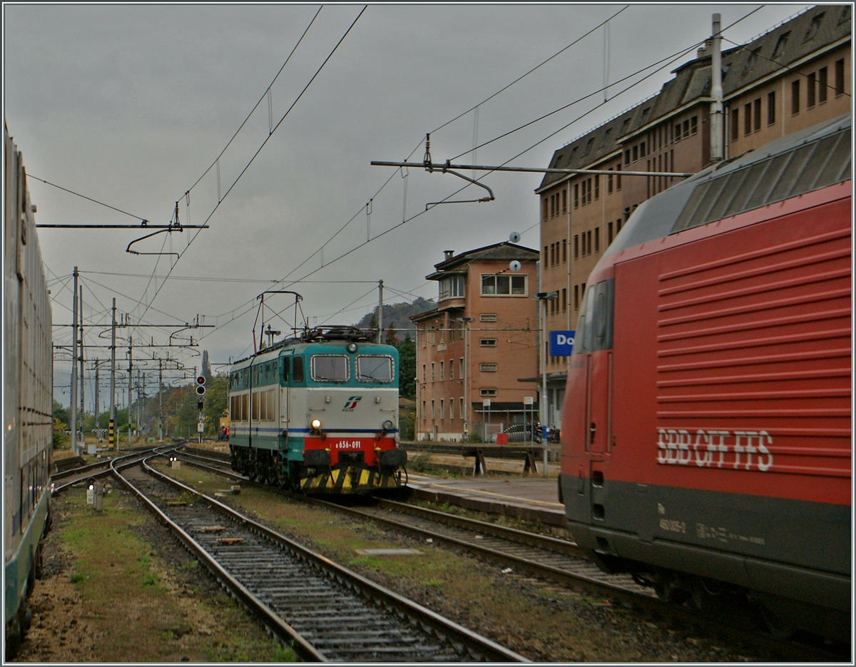 Die FS E 656 091 löst die SBB Re 460 ab.
Domodossla, den 31. Ok.t 2013 
