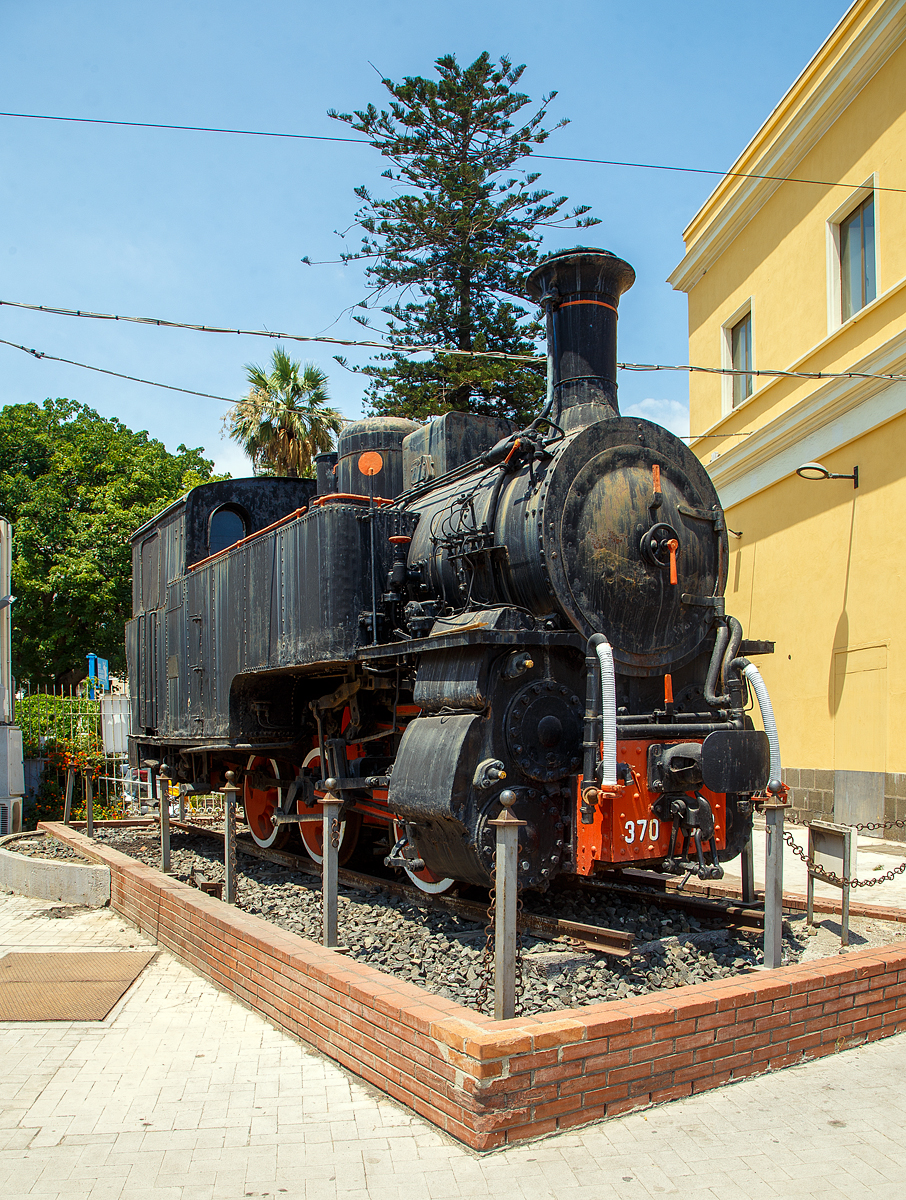 Die FS Schmalspur Zahnrad-Dampflokomotive R.370 012 als Denkmal am Bahnhof Catania Centrale am 20.07.2022.

Die Dampflokomotive R.370 war eine mit Kohle befeuerte dreiachsige Lokomotive, die von den Italienische Staatseisenbahnen (FS - Ferrovie dello Stato Italiane) fr den Einsatz auf den sizilianischen Schmalspurbahnen mit Zahnstangentrieb beschafft wurden. Die Dampflokomotiven der Gruppe R.370 wurden ab 1909 im Vorfeld auf die Inbetriebnahme der FS Schmalspurbahnen Siziliens von der Costruzioni Meccaniche di Saronno (Zweigwerk der Maschinenfabrik Esslingen) konstruiert und gebaut. Damals wurden die sehr wichtigen Schwefelabbaugebiete der Provinzen Enna, Caltanissetta und Palermo erschlossen.

Sie wurden hauptschlich auf folgenden Bahnstrecken verwendet:
•	Caltagirone - Piazza Armerina - Dittaino
•	Dittaino – Assoro - Leonforte
•	Agrigento-Naro-Licata
•	Lercara-Filaga-Magazzolo
•	Filaga-Palazzo Adriano

Es wurden insgesamt 48 dieser Dampflokomotiven gebaut. Die R.370 012 wurde 1915 gebaut und war auf der 81 km langen Bahnstrecke Caltagirone - Piazza Armerina – Dittaino, bis zur Einstellung der Strecke 1971, im Einsatz. Seit August 1985 ist sie im Bahnhof Catania Centrale als Denkmal aufgestellt. 

TECHNISCHE DATEN:
Spurweite: 950 mm
Zahnradantrieb: System Strub
Lnge ber Puffer: 7.678 mm
Achsabstnde: 1.300 mm / 1.700 mm
Treibraddurchmesser: 950 mm
Dauerleistung: 400 PS
Maximale Zugkraft: 80 t
Hchstgeschwindigkeit: 35 km/h
Gewicht: 37t
