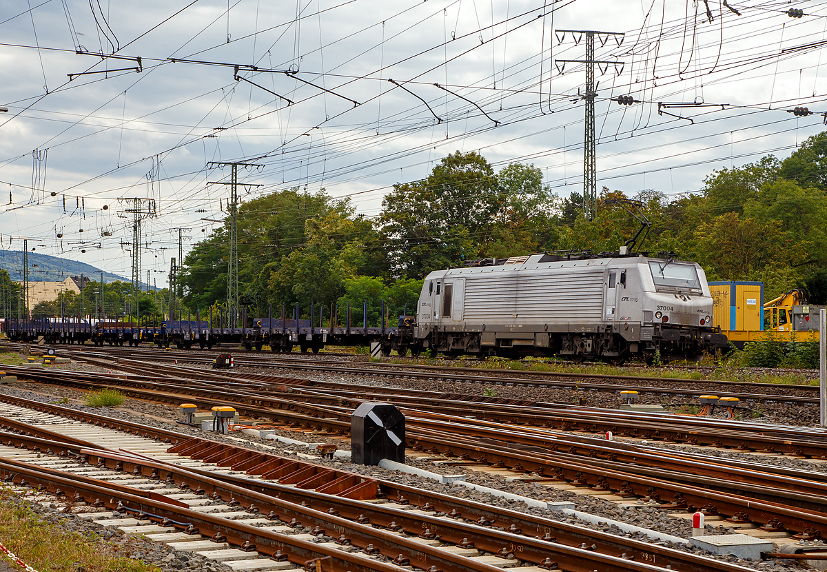 
Die für die CFL Cargo fahrende Alstom Prima 37004 (91 87 0037 004-5 F-AKIEM) der Akiem, ex Fret SNCF 437004, fährt am 04.09.2020 mit einem leeren Flachwagenzug durch Koblenz-Lützel in Richtung Norden.

Die Mehrsystemlok Alstom Prima EL3U/4 wurde 2004 unter der Fabriknummer FRET T 004 von Alstom gebaut und an die Fret SNCF geliefert. Sie hat die Zulassungen für Frankreich und Deutschland.