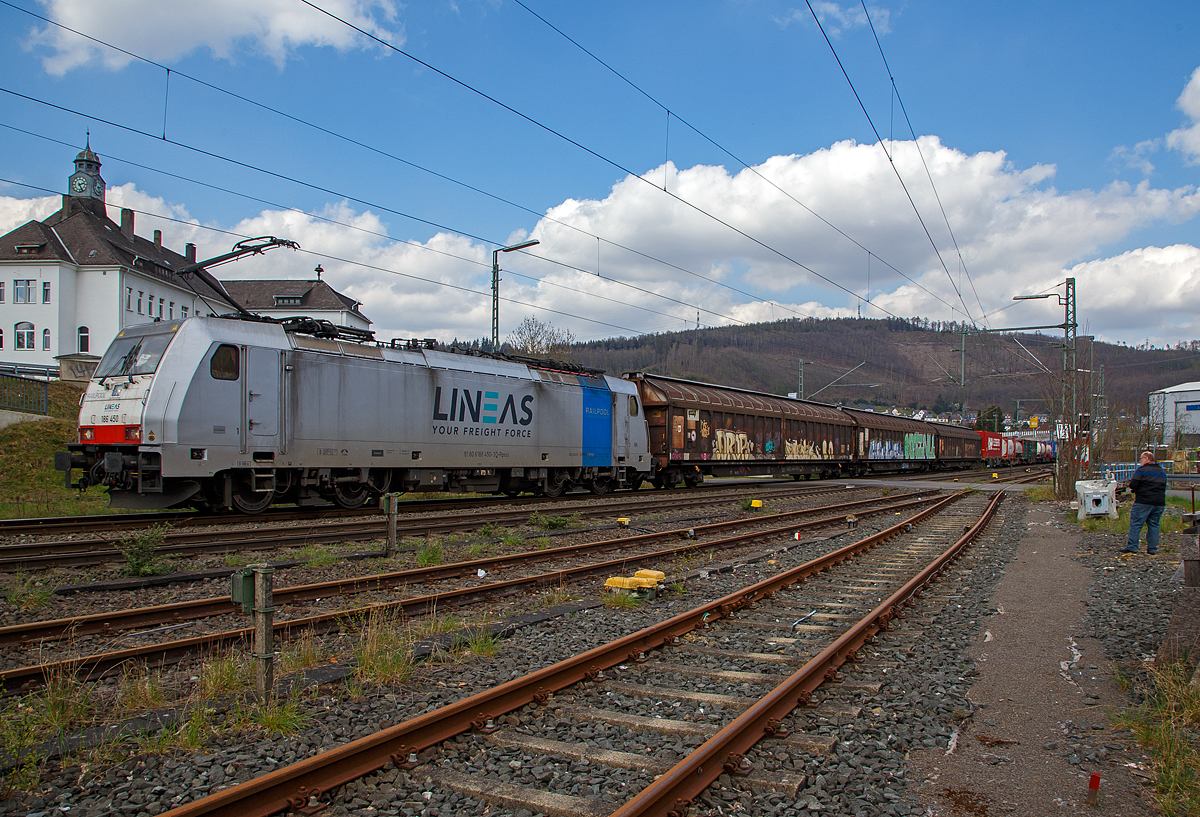 Die für die LINEAS Group fahrende Railpool 186 460 (91 80 6186 450-3 D-Rpool) fährt am 14.04.2022 mit einem gemischten Güterzug, auf der Siegstrecke durch Niederschelden / Niederschelderhütte in Richtung Köln.

Nochmals eine lieben Gruß an den netten grüßenden Lokführer zurück. Mich freut es immer wenn die Lokführer grüßen. 

Die TRAXX F140 MS wurde 2017 von Bombardier in Kassel unter der Fabriknummer 35305 gebaut.
