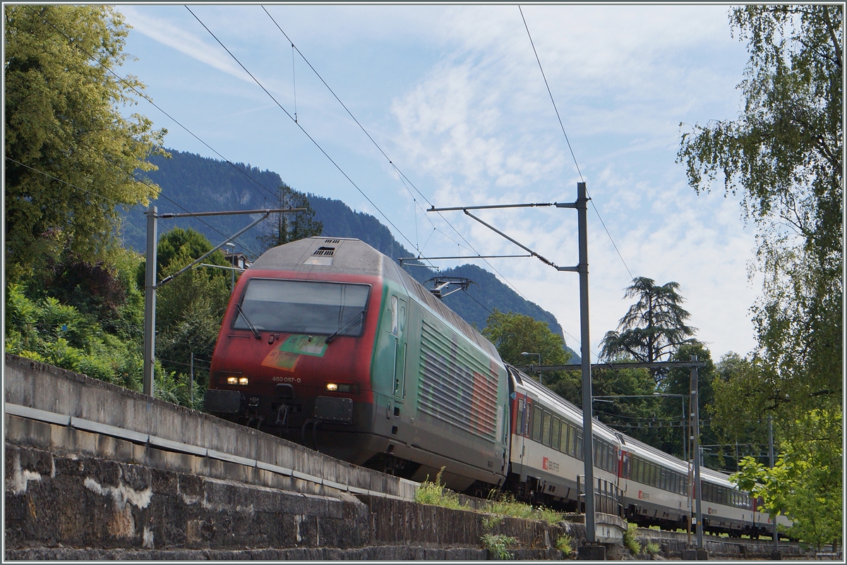 Die für  Reka  werbende SBB Re 460 037-6 mit einem IR kurz nach Villeneuve.
12. Aug. 2014