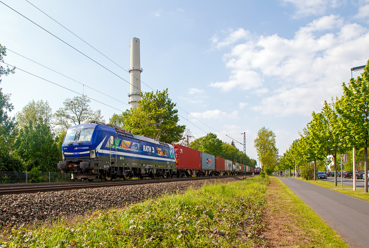 
Die für die RTB CARGO fahrende 193 793-7 (91 80 6193 793-7 D-ELOC) fährt am 30.04.2019 mit einem Containerzug durch Bonn-Gronau (nähe dem Bf Bonn UN Campus) in Richtung Süden.