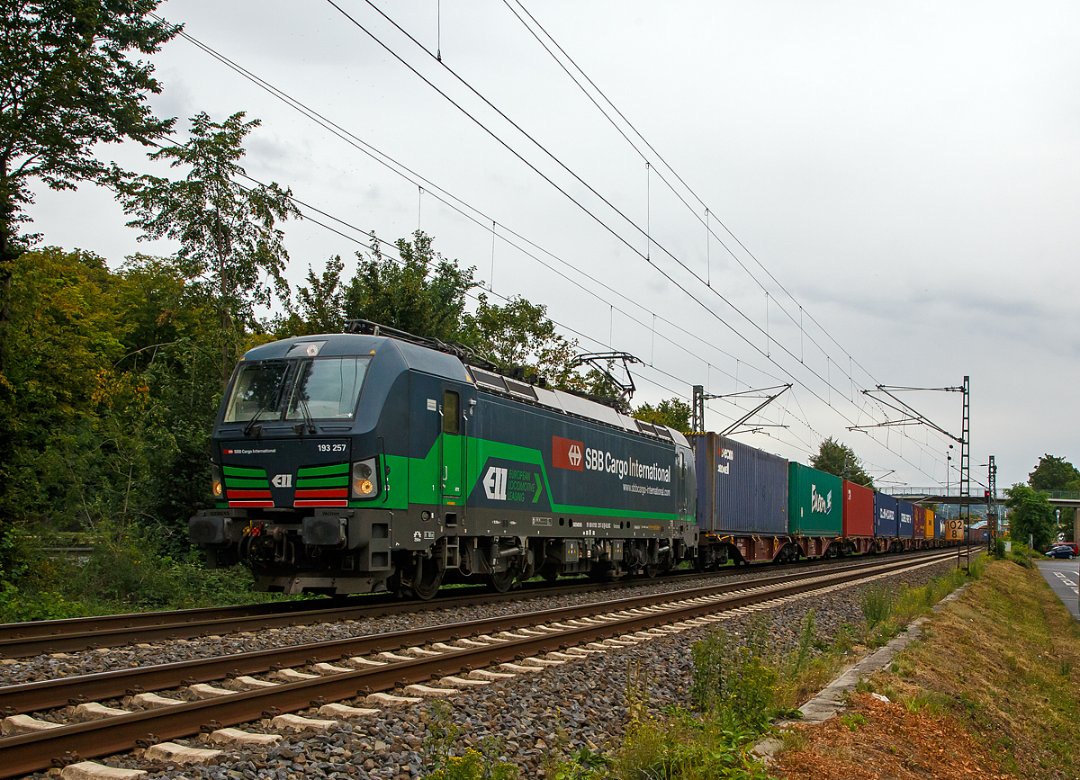 Die für die SBB Cargo International AG fahrende Siemens Vectron MS 193 257 (91 80 6193 257-3 D-ELOC) der ELL - European Locomotive Leasing fährt am 03.08.2020 mit einem KLV-Zug durch Bad Honnef in Richtung Norden.

Die Vectron MS wurde 2016 von Siemens Mobilitiy in München unter der Fabriknummer 22153 gebaut und an die ELL - European Locomotive Leasing geliefert, die sie an die SBB Cargo International AG vermietet hat. Diese Vectron Lokomotive ist als MS – Lokomotive (Multisystem-Variante) mit 6.400 kW konzipiert und zugelassen für Deutschland, Österreich, Schweiz, Italien und Niederlande, sie hat eine Höchstgeschwindigkeit von 200 km/h. So ist es möglich ohne Lokwechsel vom Mittelmeer die Nordseehäfen Rotterdam oder Hamburg an zu fahren.

Die Vectron MS hat folgende Leistungen:
Unter 15kV, 16,7Hz und 25kV, 50Hz Wechselstrom mit 6.400kW;
unter 3kV Gleichstrom mit 6.000kW sowie
unter 1,5kV Gleichstrom 3.500kW

Auf dem Dach der Lok befinden sich vier Einholmstromabnehmer
Position A Pantograf für AC 1.450 mm breit (für Schweiz)
Position B Pantograf für DC 1.450 mm breit (für Italien)
Position C Pantograf für DC 1.950 mm breit (für Niederlande)
Position D Pantograf für AC 1.950 mm breit (für Deutschland, Österreich), Position D ist hier im Bild hinten.
