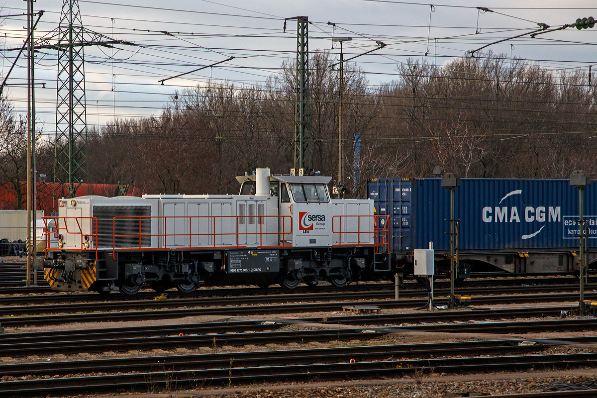 Die für die Sersa Group fahrende  LEA   275 008-1 (92 80 1275 008-1 D-DISPO) am 28.12.2017 mit einem Containerzug im Bahnhof Weil am Rhein.  

Die Vossloh G 1206 wurde 2007 von Vossloh in Kiel unter der Fabriknummer 5001676 gebaut.
