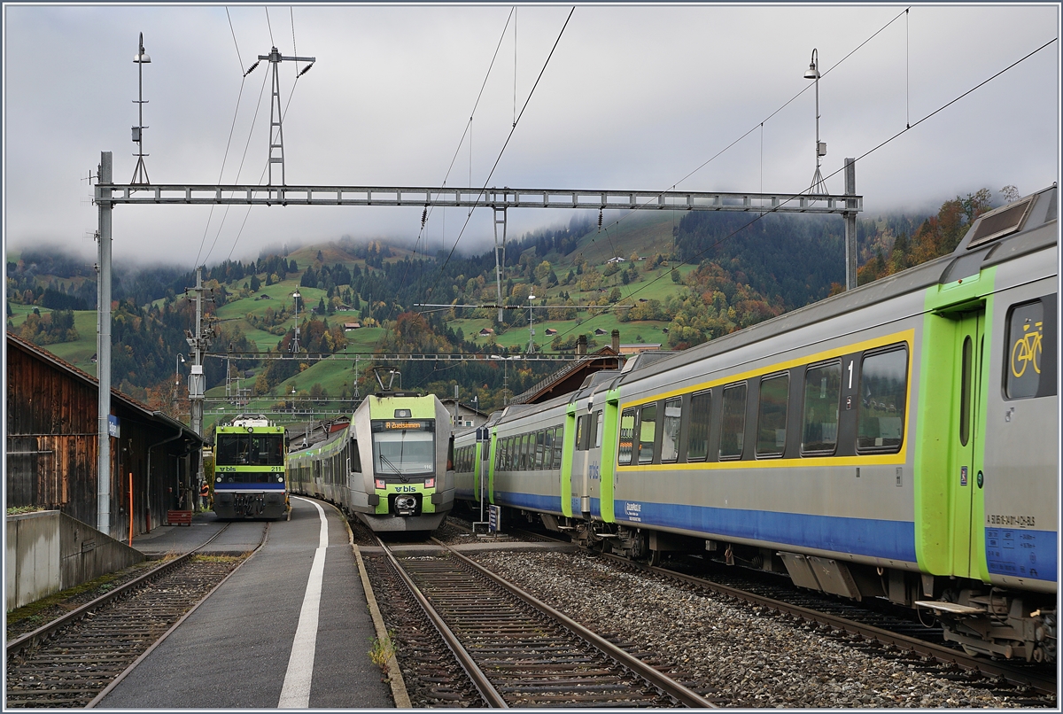 Die für die Swiss-Express Züge beschafften EW III sind bei der BLS im RE Verkehr Bern - La Chaux de Fonds und Interlaken - Zweisimmen noch im Einsatz.

Hier ein Bild aus Boltigen. 

22. Okt. 2019