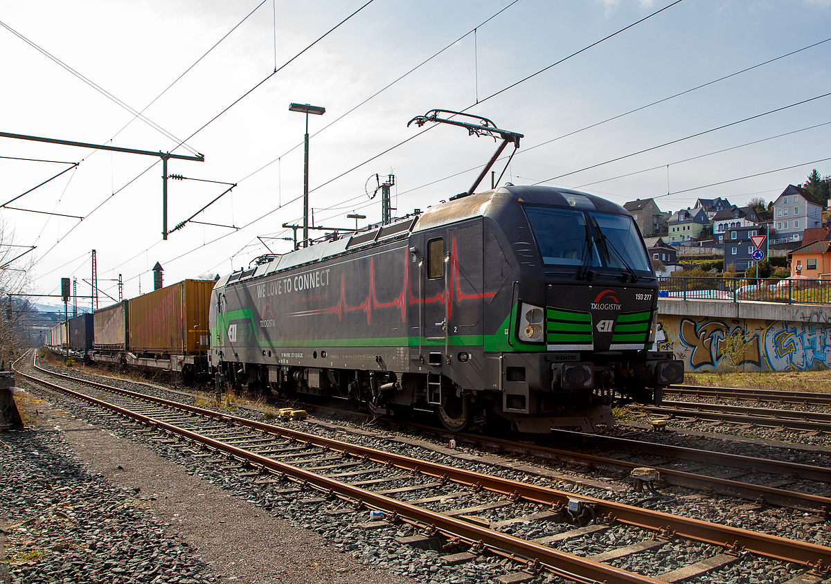 Die für die TX Logistik AG (Troisdorf) fahrende Vectron AC der ELL - European Locomotive Leasing 193 277 „We love to Connect“ (91 80 6193 277-1 D-ELOC), fährt am 16.03.2021 mit einem KLV-Zug über die Siegstrecke (KBS 460) durch Niederschelden in Richtung Siegen.

Die Siemens Vectron AC  wurde 2018 von Siemens Mobilitiy in München-Allach unter der Fabriknummer 22162 gebaut. Diese Vectron Lokomotive ist als AC – Lokomotive (Wechselstrom-Variante) mit 6.400 kW konzipiert und zugelassen für Deutschland, Österreich und Ungarn (D/A/H).