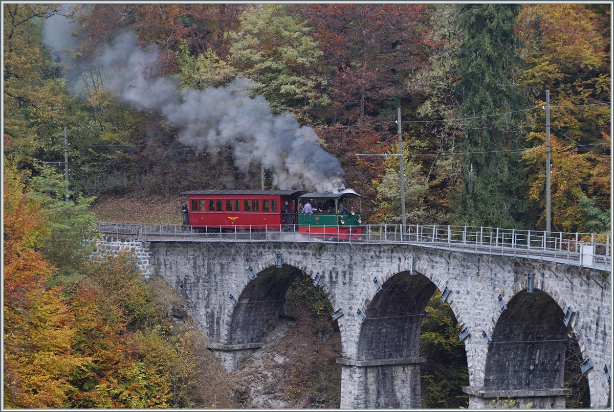 Die G 2/2 N° 4  Rimini  mit dem NStCM C4 N° 7 auf dem Baye de Clarens Viadukt auf der Fahrt nach Chaulin. 

30. Okt. 2021 