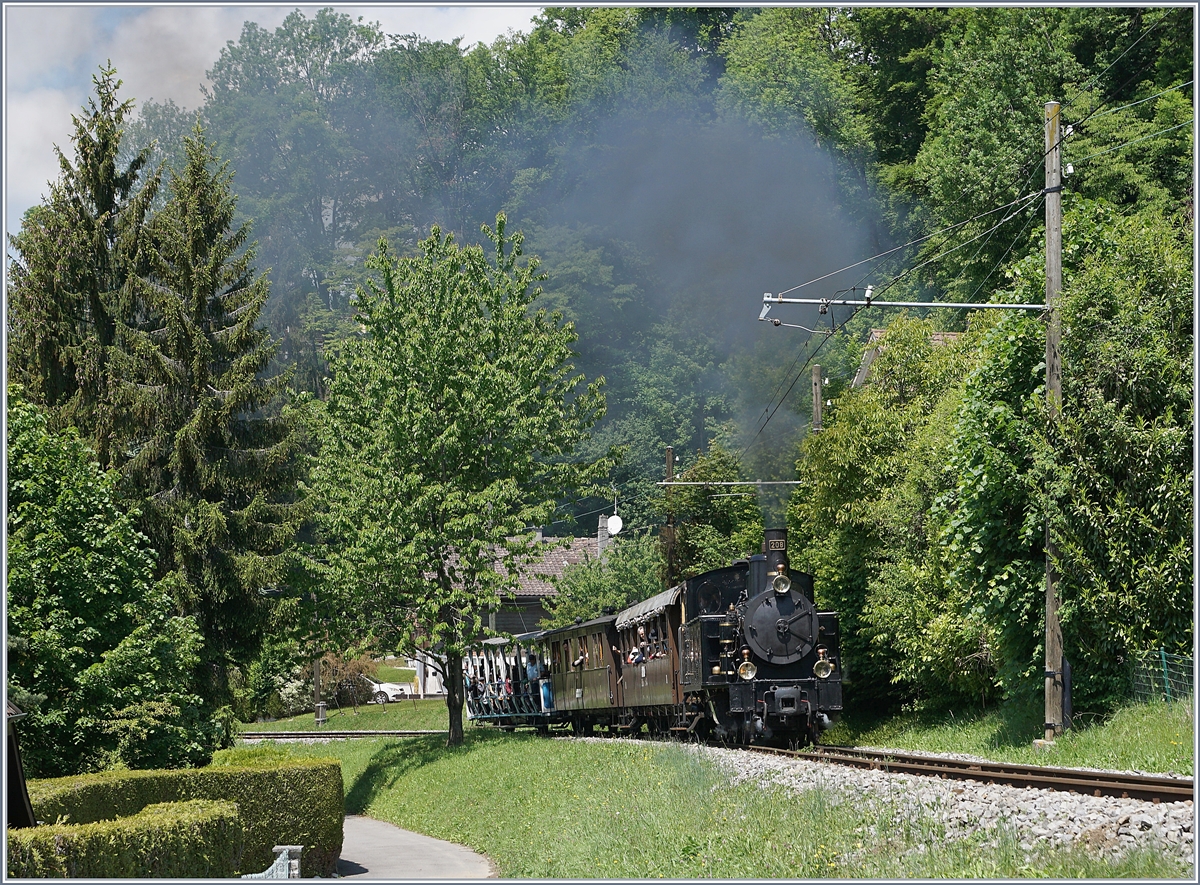 Die Gastlok der Ballenberg Dampfbahn G 3/4 208 bei der Blonay Chamby Bahn fährt mit ihrem Zug bei Blonay Richtung Chamby.
20. Mai 2018