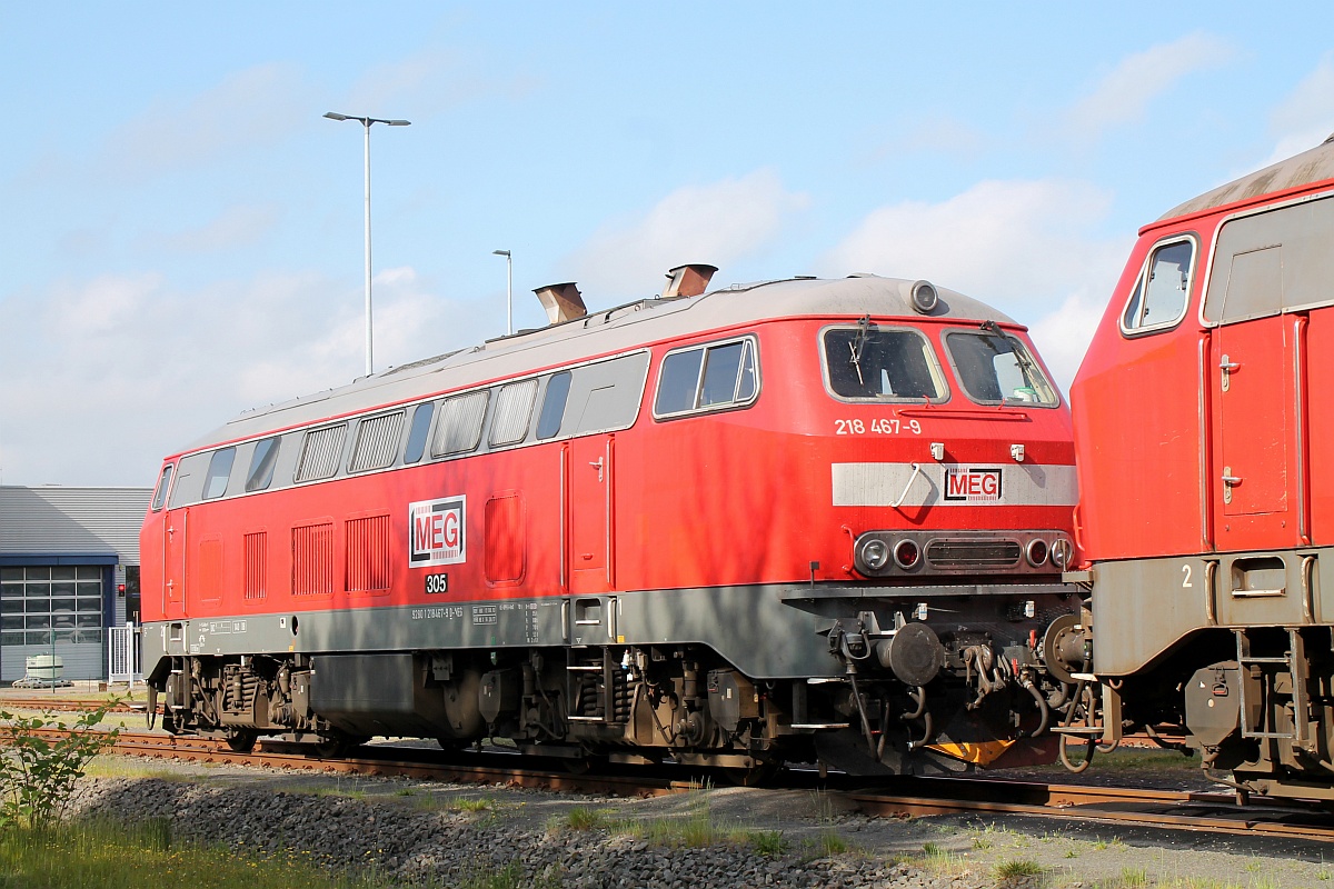 Die Gastlok...MEG 305 oder auch 1218 467-3(REV/HB X/12.08.10, Verl/HB X/12.08.17) im Bw Niebüll 28.05.2017