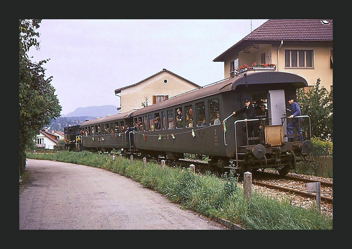 Die Gaswerkbahn Bern - Abschiedsfahrten am 31.August 1968: Gerade unterhalb der grossen Strassenkreuzung mit der Seftigenstrasse fährt der Zug den Pappelweg hinab. Die beiden Wagen sind BLS Drehgestell-Leichtstahlwagen mit offenen Plattformen B 301 (von SIG/SWS 1945 gebaut) und B 316 (SIG 1950).   