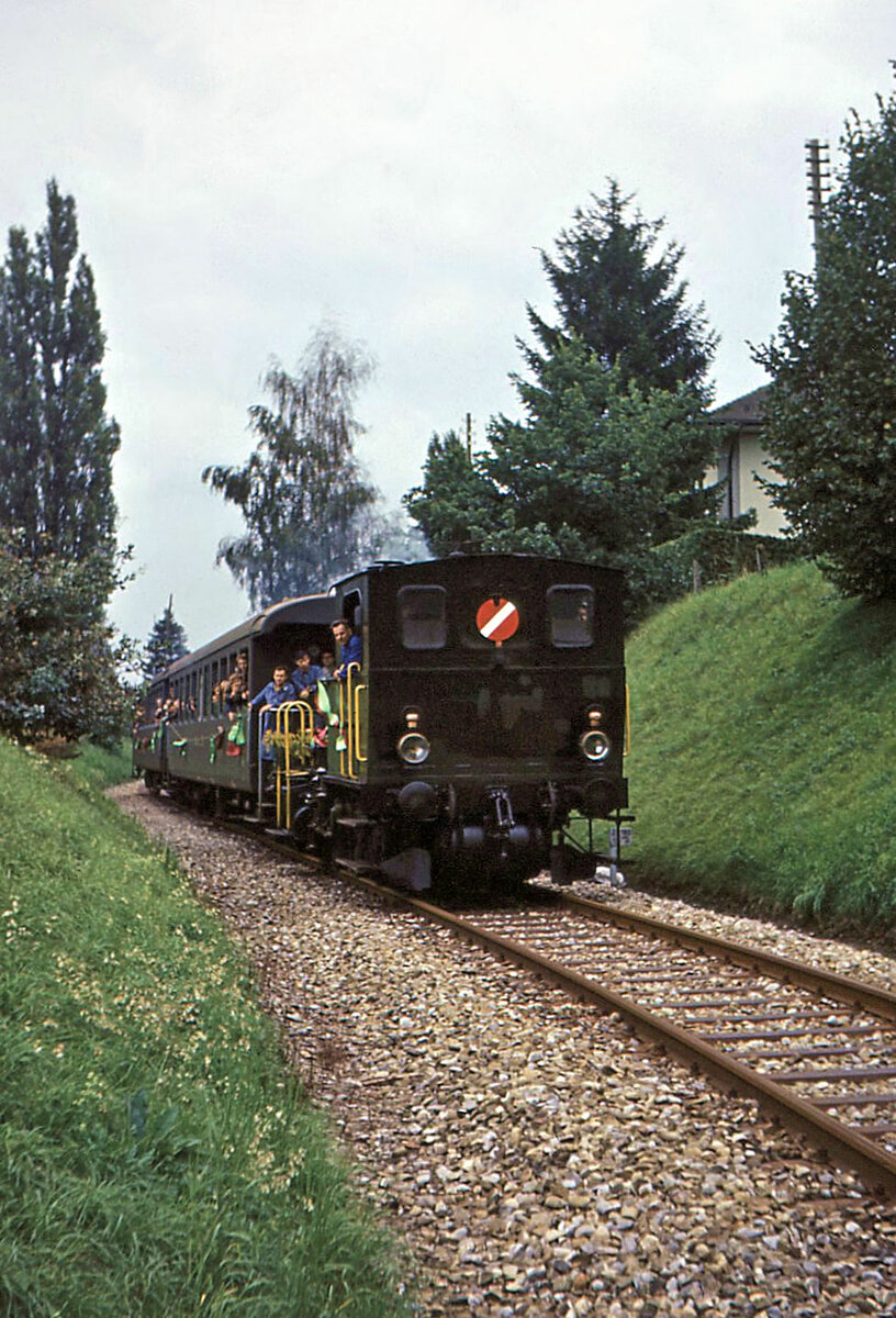 Die Gaswerkbahn Bern - Abschiedsfahrten am 31.August 1968: Die Anwohner am oberen Teilstück vom Gaswerk zur Seftigenstrasse hinauf wehrten sich gegen die Weiterführung des Velowegs nach Wabern, so dass hier die einstige Strecke abgesperrt, überwuchert und teilweise überbaut ist.  