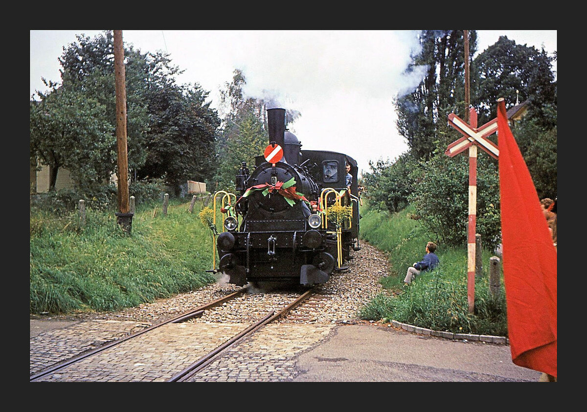 Die Gaswerkbahn Bern - Abschiedsfahrten am 31.August 1968: Die Dampflok schnaubt die steile Strecke vom Gaswerk herauf und nähert sich der Strassenkreuzung Gossetstrasse. Heute fährt man hier mit dem Velo hinab. 