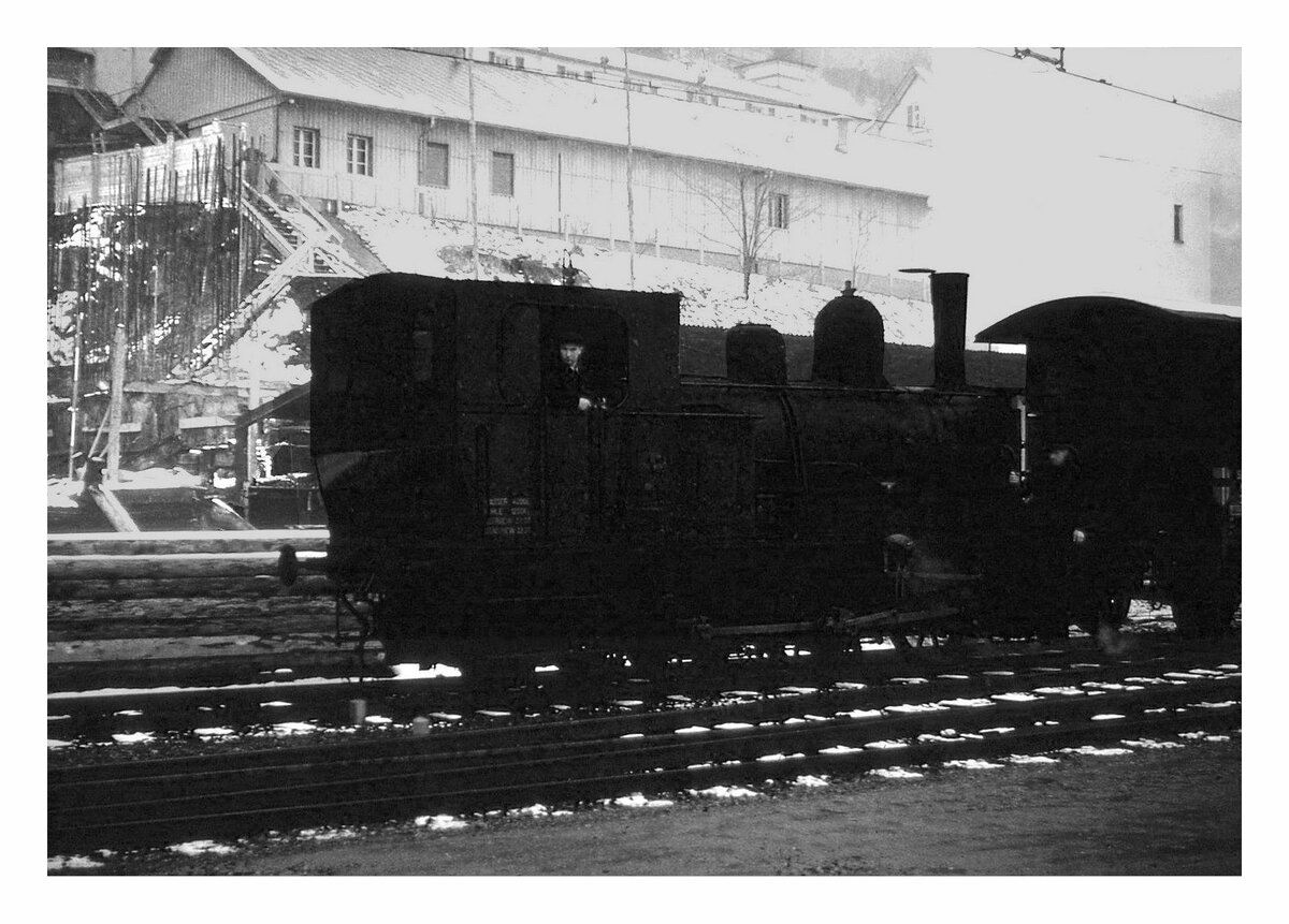 Die Gaswerkbahn Bern: Die Dampflok beim Rangieren in Wabern, unterhalb der einstigen Gurten Brauerei. Dezember 1964  