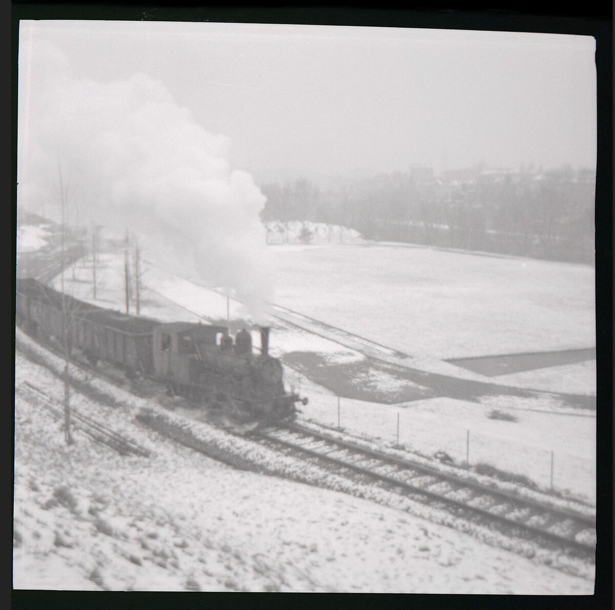 Die Gaswerkbahn Bern mit ihrer Dampflok von 1908. Wegen Ausfall der Diesellok  Mutz  kommt sie im eisig kalten und schneereichen Winter 1964 wieder zum Einsatz. 