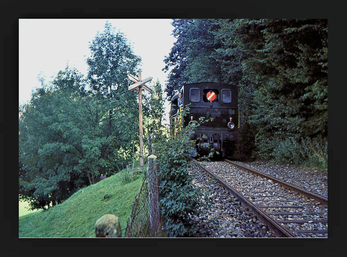 Die Gaswerkbahn Bern - der unterste Abschnitt vom Gaswerk zur Gossetstrasse, heute durchgehend ein Veloweg: Abschiedsfahrten am 1.September 1968. Im Abstieg von Wabern her.  