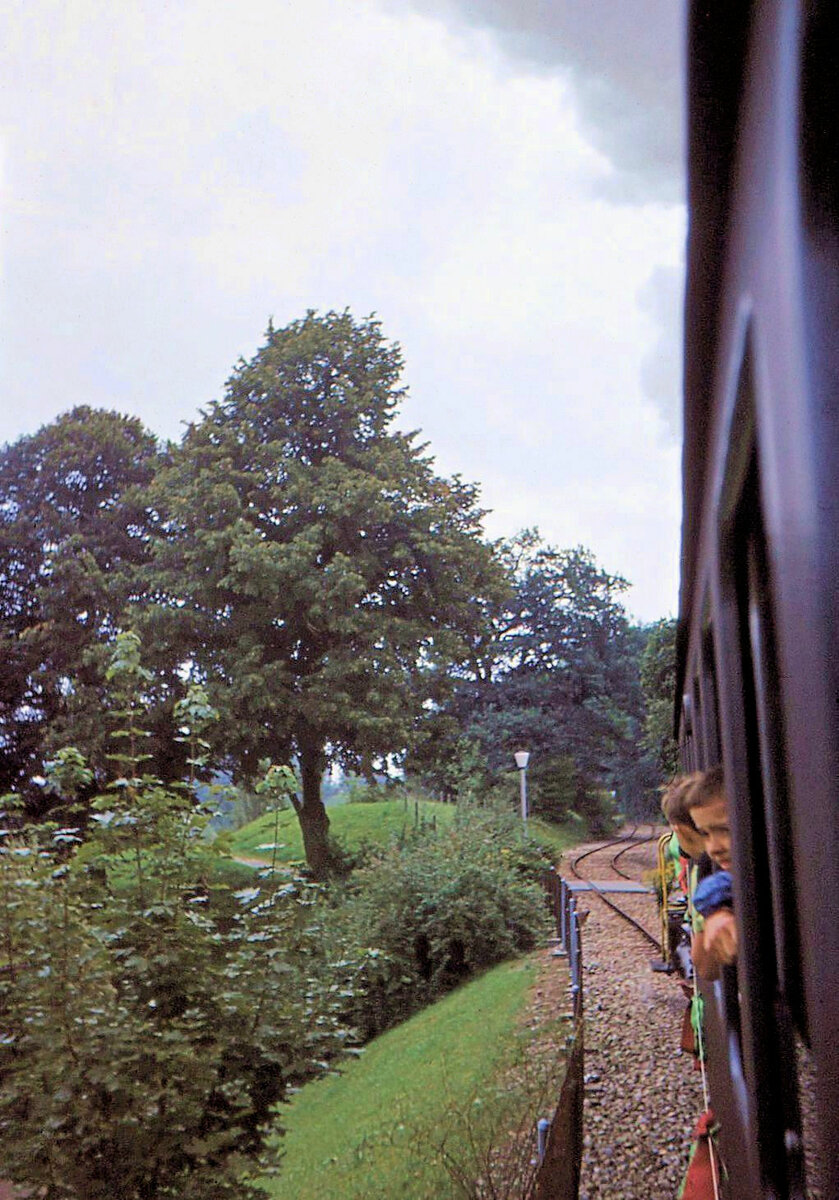 Die Gaswerkbahn Bern - der unterste Abschnitt vom Gaswerk zur Gossetstrasse, heute durchgehend ein Veloweg: Abschiedsfahrten am 31.August 1968. Vom Zug aus gesehen der heutige Veloweg in der Schönau. 