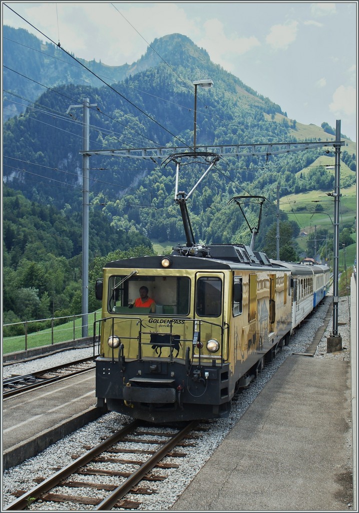 Die GDe 4/4  Train du Chocolat -Lok erreicht mit dem Regionalzug 2221 Montbovon.
6. August 2015