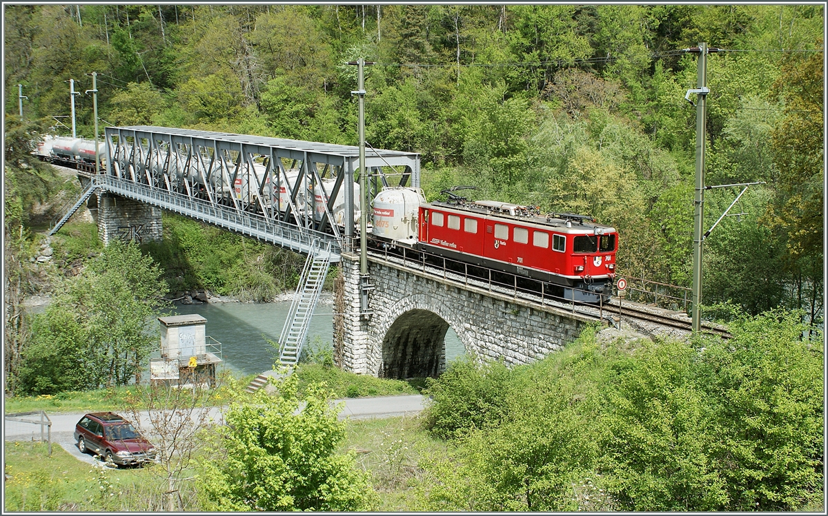 Die Ge 6/6 II 701 erreicht mit Güterzug in Kürze Reichenau Tamins.
10. Mai 2010